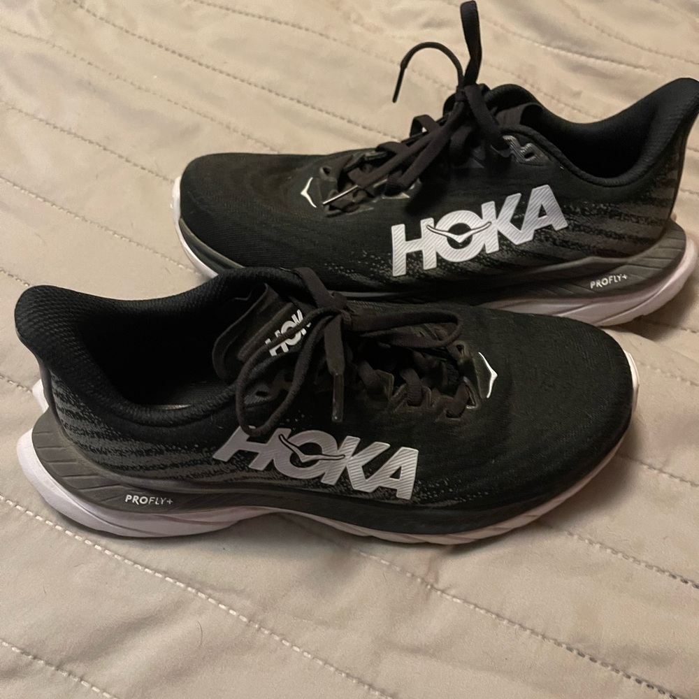 Women’s Hoka tennis shoes size 7B. Worn a couple times